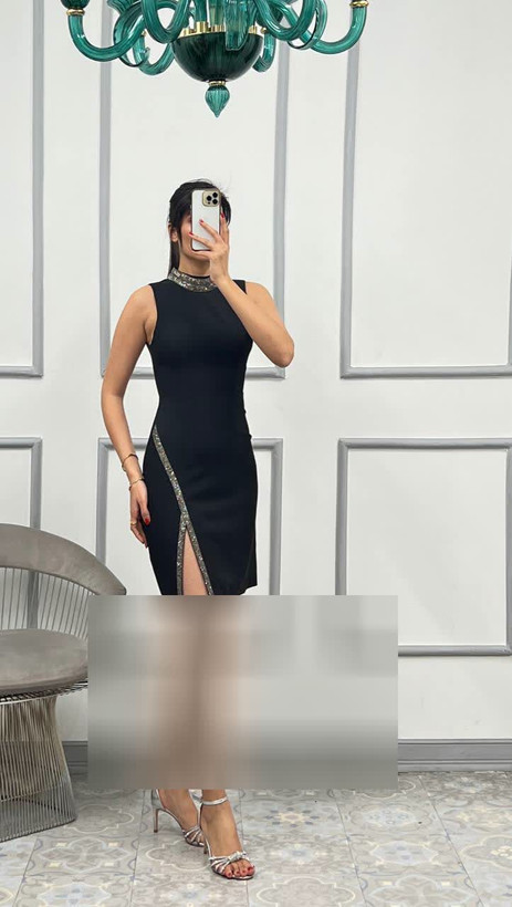 پیراهن مجلسی کوتاه یقه ایستاده ی چاکدار نگین دار